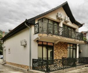a building with a balcony on top of it at Casa Golopența in Băile Herculane