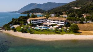 Porto Ligia في ليغيا: اطلالة جوية على فندق في جزيرة في الماء
