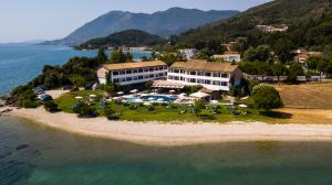 una vista aérea de un hotel en una isla en el agua en Porto Ligia, en Ligia