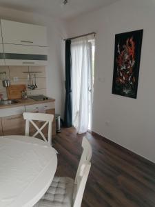 una stanza bianca con una cucina, un letto bianco e un tavolo di Lino Apartments a Rovigno (Rovinj) Altre 51 foto