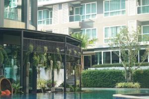- une vue sur un bâtiment depuis la piscine dans l'établissement Wisdom Hotel & Residence, à Rayong