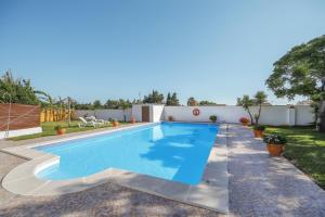 una piscina en el patio trasero de una casa en Los paraisos 1, en Conil de la Frontera