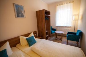 une chambre d'hôtel avec un lit, une table et des chaises dans l'établissement Traditionsgasthof Zum Luedertal, à Bimbach