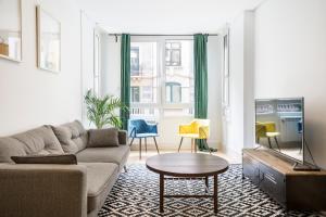 uma sala de estar com um sofá e uma mesa em Usandizaga Apartment, Second line beach, free Parking em San Sebastián