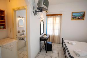 Ένα μπάνιο στο Rita Rooms Sifnos +46 φωτογραφίες
