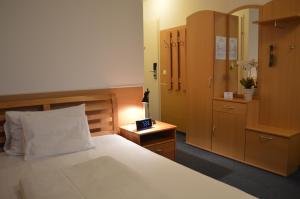 Un pat sau paturi într-o cameră la Hotel Donaustadt Kagran - at Metro U1