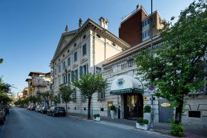 un edificio al lado de una calle de la ciudad en Ambassador Palace Hotel, en Udine