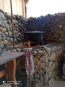 a stone wall with a tub on a fire pit at Chata Koliba in Stará Ľubovňa