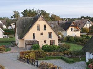 een oud huis in een dorp met een tuin bij Fewos Herrmann Achterwasserblick in Loddin