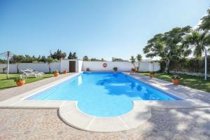 una piscina en el patio trasero de una casa en Los paraisos 2, en Conil de la Frontera
