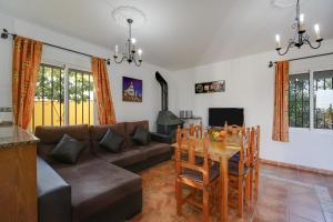 ein Wohnzimmer mit einem Sofa und einem Tisch in der Unterkunft Los paraisos 3 in Conil de la Frontera