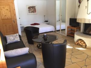 una camera con letto, tavolo e sedie di 2-Zimmer Ferienwohnung Bünda a Davos