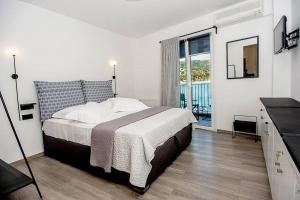 Posteľ alebo postele v izbe v ubytovaní A & B Minimal Suite with Sea View in Argostoli