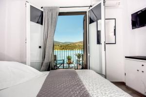 Posteľ alebo postele v izbe v ubytovaní A & B Minimal Suite with Sea View in Argostoli