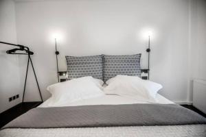 Posteľ alebo postele v izbe v ubytovaní A & B Minimal Suite with Sea View in Argostoli