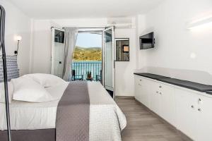Televízia a/alebo spoločenská miestnosť v ubytovaní A & B Minimal Suite with Sea View in Argostoli