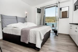 Posteľ alebo postele v izbe v ubytovaní A & B Minimal Suite with Sea View in Argostoli