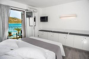 Posteľ alebo postele v izbe v ubytovaní A & B Minimal Suite with Sea View in Argostoli