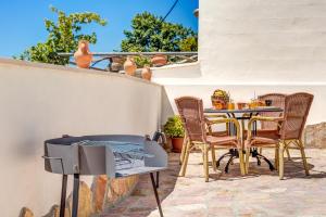 un patio avec une table, des chaises et un grill dans l'établissement Hermanas Femenias, à Calvià
