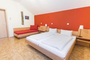 Tempat tidur dalam kamar di Gasthof Jagersberger