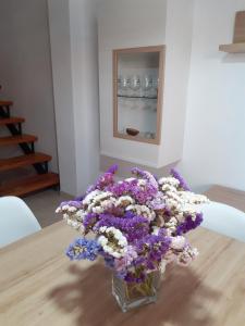 ペニスコラにあるApartamento Nuria Los Abanicosの紫白の花瓶