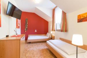 Tempat tidur dalam kamar di Gasthof Jagersberger
