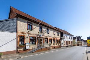 un vieux bâtiment sur le côté d'une rue dans l'établissement Landgasthof Eschbacher Katz, à Usingen