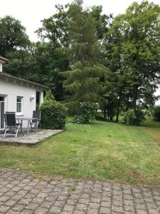 eine Terrasse mit zwei Stühlen und einem Tisch im Garten in der Unterkunft Friedensoase in Ebensfeld