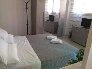 una camera da letto con un letto con due telefoni sopra di L'Appartamentino a Bologna