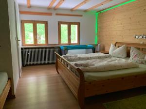 2 Betten in einem großen Zimmer mit 2 Fenstern in der Unterkunft Haus Wiesengrund-Fahl - FeWo 4 in Todtnau