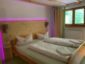 2 camas en una habitación con luces moradas en Haus Wiesengrund-Fahl - FeWo 4, en Todtnau