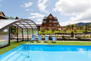 Bazén v ubytovaní Apartamenty Sun & Snow Lipki Park Zakopane alebo v jeho blízkosti