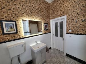 un baño con lavabo y espejo en Apartment 6 Rowntree House, en York 28 fotos más