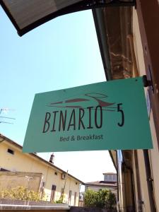 un cartello che legge Birmoria bed and breakfast di BINARIO 5 a Lucca