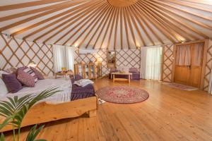 Postel nebo postele na pokoji v ubytování Helios Luxury Suites