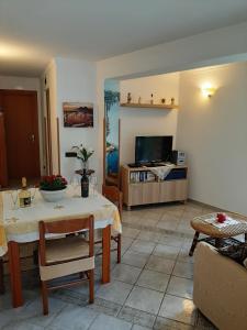 een woonkamer met een tafel en een televisie bij SILVY HOUSE in Amalfi