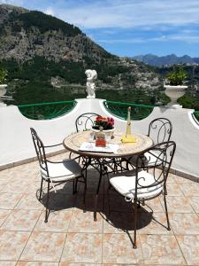 een tafel en stoelen op een patio met uitzicht bij SILVY HOUSE in Amalfi