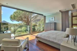 une chambre avec un lit et une grande fenêtre dans l'établissement The Spa House, à Hout Bay