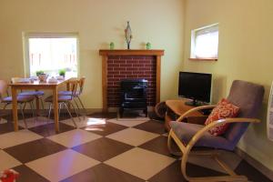 a living room with a fireplace and a table and chairs at Domek Pod Izbicą w Karpaczu in Karpacz