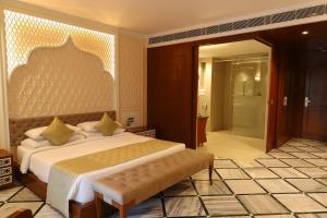Pratap Mahal Pushkar IHCL SeleQtion客房内的一张或多张床位