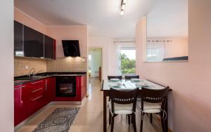 Kuchyň nebo kuchyňský kout v ubytování Adria Apartments