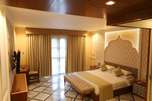 Pratap Mahal Pushkar IHCL SeleQtion客房内的一张或多张床位