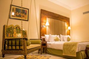 Pratap Mahal Pushkar IHCL SeleQtion客房内的一张或多张床位