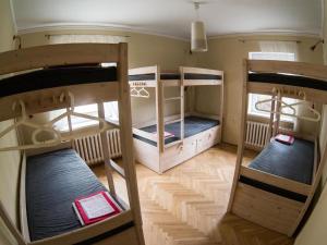 Hostelino tesisinde bir ranza yatağı veya ranza yatakları