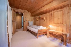 A bed or beds in a room at Chalet Büdemji by Arosa Holiday