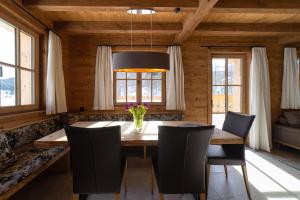 ein Esszimmer mit einem Tisch und Stühlen in der Unterkunft Chalet Schafberg in Wildhaus