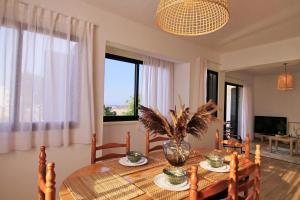 comedor con mesa, sillas y ventana en Phaedrus Living Luxury Flat Protaras Sea View 9, en Protaras