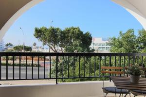 - Balcón con vistas a la calle en Phaedrus Living Luxury Flat Protaras Sea View 9, en Protaras
