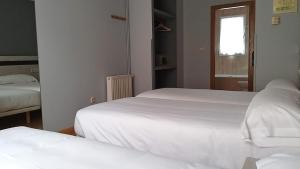 Postel nebo postele na pokoji v ubytování Hotel Alda Centro Oviedo