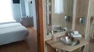 Postel nebo postele na pokoji v ubytování Hotel Alda Centro Oviedo